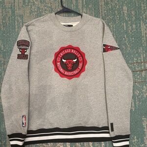 Men's Chicago Bulls Pro Standard Heather Gray Crest Emblem Pullover size large